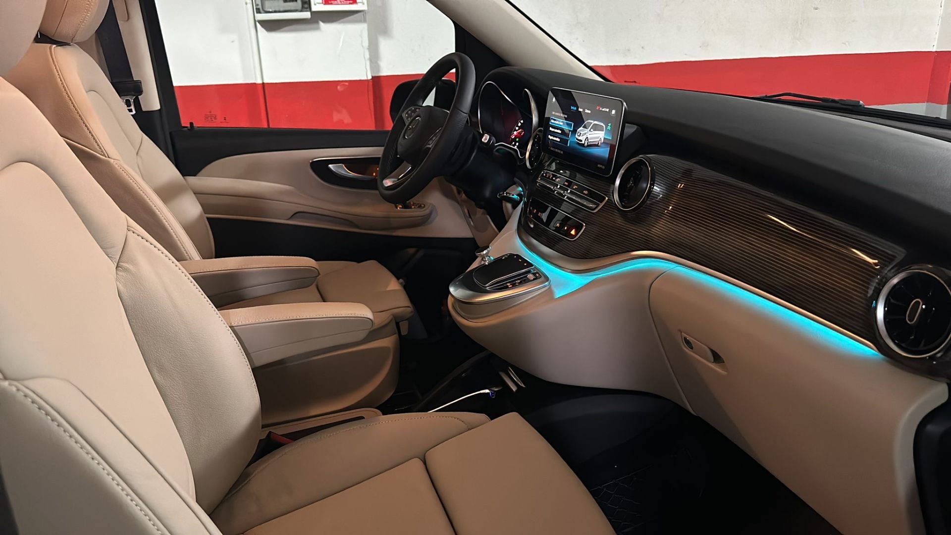 تصميم داخلي جلد بيج لمرسيدس في-كلاس مع إضاءة محيطة وشاشة تعمل باللمس - نقل أعمال تنفيذي في برشلونة